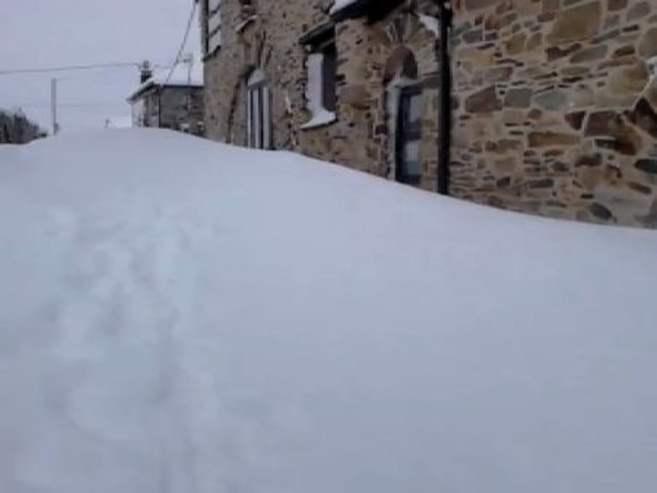 La nieve deja aislados a los vecinos de Foncebadón