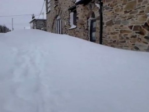 La nieve deja aislados a los vecinos de Foncebadón
