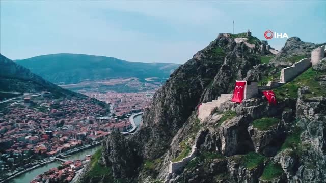 Belediye Başkanı Seçilen Mehmet Sarı, Amasya Kalesine Üç Hilal Astırdı