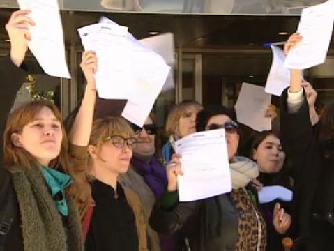 El registro mercantil de Madrid admite a trámite la protesta de varias mujeres