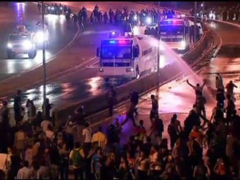 Miles de universitarios desafían en la calle al Gobierno de Venezuela