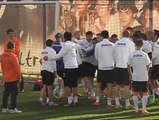 Ambiente distendido en el entrenamiento del Valencia