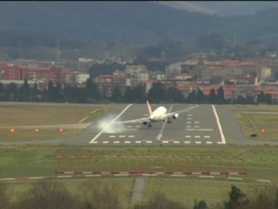 El viento dificulta los aterrizajes en Bilbao