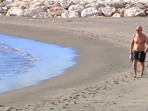 El buen tiempo en el sur ha hecho que muchos se hayan acercado a la playa