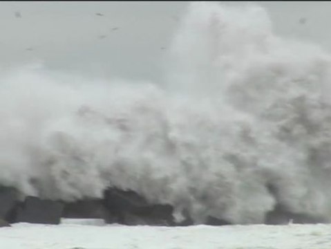Las olas castigan la cornisa cantábrica