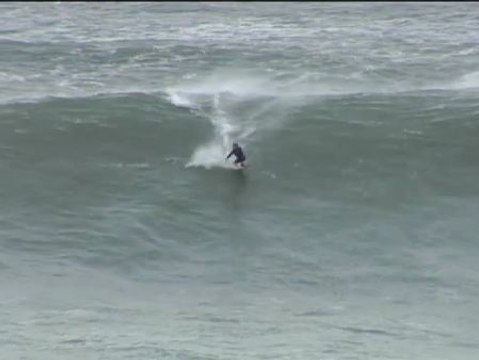 Los surferos más expertos se aprovechan de las olas de más de 8 metros en San Sebastián