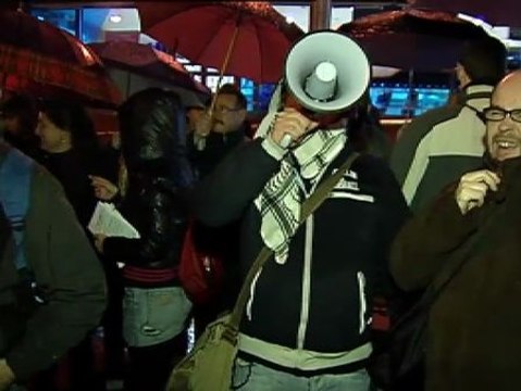 Pasajeros en Barcelona se cuelan en el metro para protestar por la subida del transporte