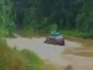 Скачать видео: Angustioso rescate de una familia atrapada por una riada