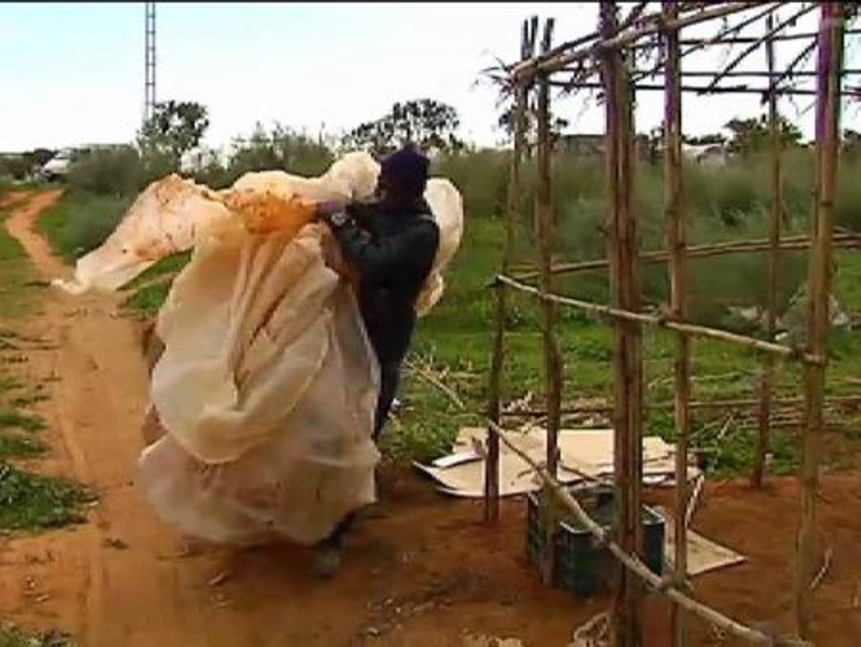 Cien inmigrantes subsaharianos se quedan en la calle tras arder las setenta chabolas donde vivían en Lepe