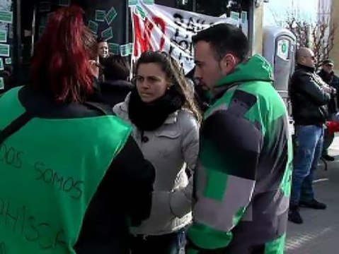 Una familia se encierra en un cajero para tratar de impedir su desahucio