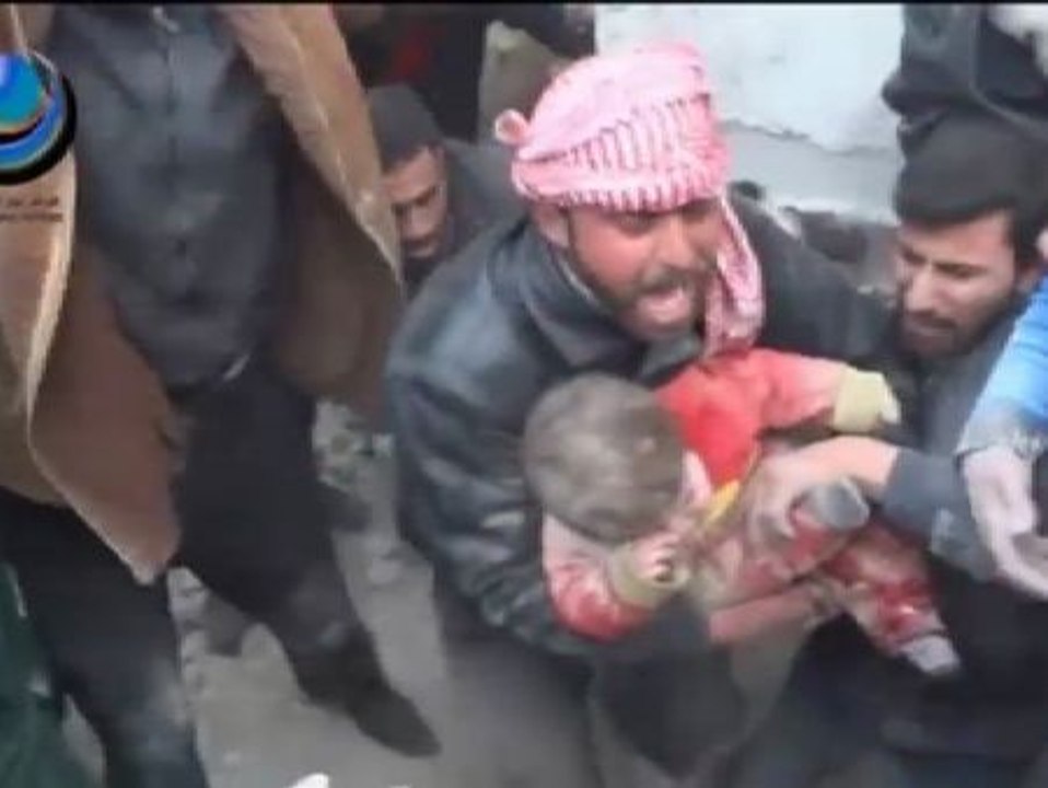 Imágenes de la niña rescatada de entre los escombros de un bombardeo en la ciudad siria de Alepo