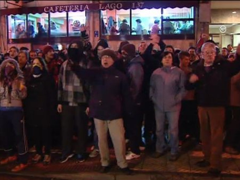Tensión entre los vecinos del Gamonal y los antidisturbios en la quinta noche de protesta
