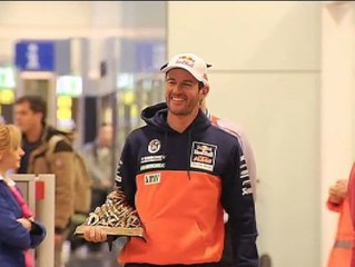 Marc Coma vuelve con el trofeo en sus manos