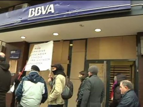 Vecinos del barrio burgalés del Gamonal protestan frente a los bancos para pedir la absolución de los detenidos
