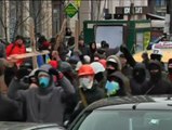 La Policía impide a golpes que miles de personas lleguen al Parlamento de Kiev