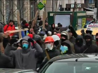 La Policía impide a golpes que miles de personas lleguen al Parlamento de Kiev