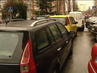 Coches en doble y triple fila en el barrio de Gamonal