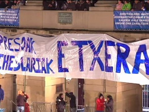 Carteles pidiendo el acercamiento de presos etarras en la Plaza de la Constitución