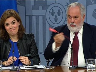 Cañete enseña con ayuda de Soraya las nuevas bridas del jamón serrano