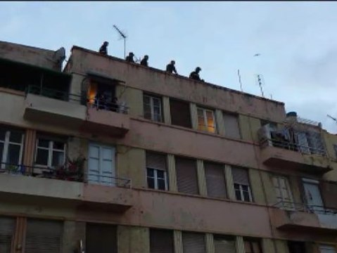 Una decena de inmigrantes se esconde en una azotea tras saltar la valla de Melilla