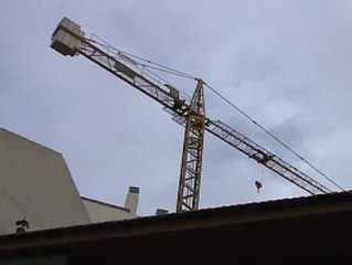 Una grúa de construcción amenaza con caerse en Alquería, Murcía