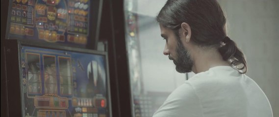 Ciudadanos identifica a Iglesias con con vago que juega  a la tragaperras en su spot de campaña