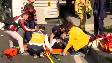 Köprünün altına çarpan tır devrildi - İSTANBUL