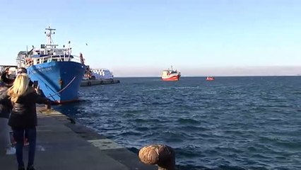 Download Video: Santa Pola recibe como héroes a los tripulantes del pesquero que auxilió a una patera con 12 migrantes en el Mediterráneo