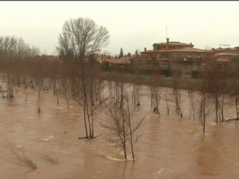 Muchos ríos de Castilla y León, desbordados por el temporal