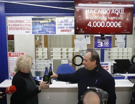 Los loteros de Arganzuela celebran el Gordo de la Lotería