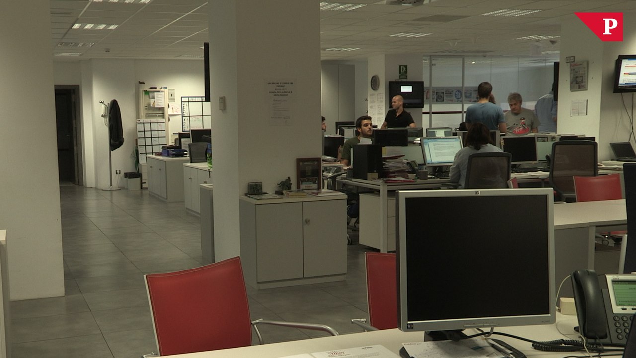 Agentes de la policía acuden a la sede de Público buscando las grabaciones del ministro del Interior