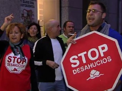 Decenas de personas protestan contra el Banco Pichincha