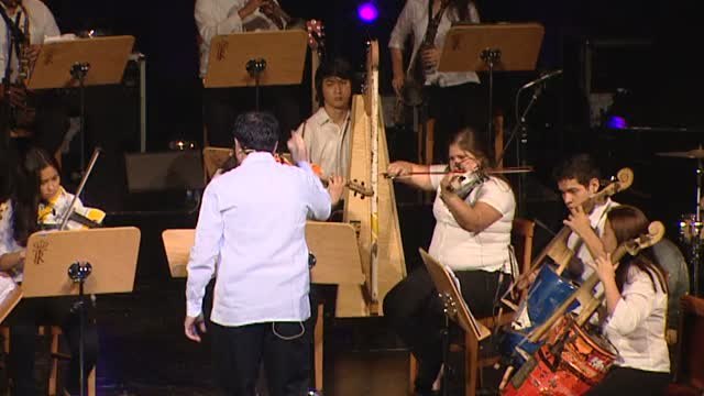 Una orquesta de Paraguay reutiliza materiales desechables para crear sus instrumentos musicales
