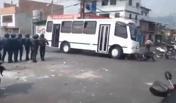 Arrollan y matan a dos policías en Venezuela durante una protesta contra el Gobierno