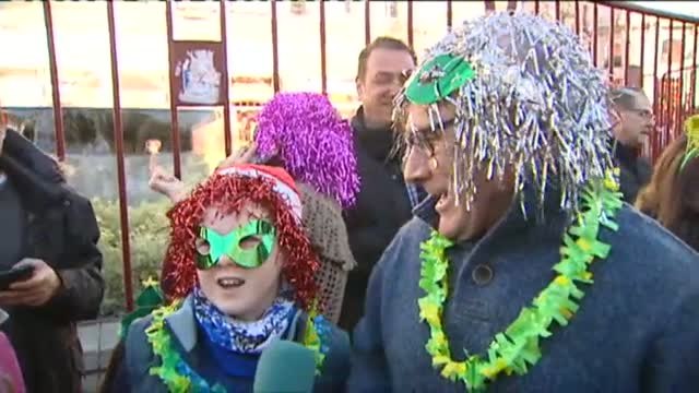Cientos de personas inundan la Puerta del Sol para celebrar las preuvas