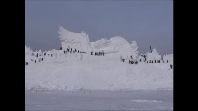 Los sueños e ilusiones de los Juegos de Invierno inspiran una escultura de nieve