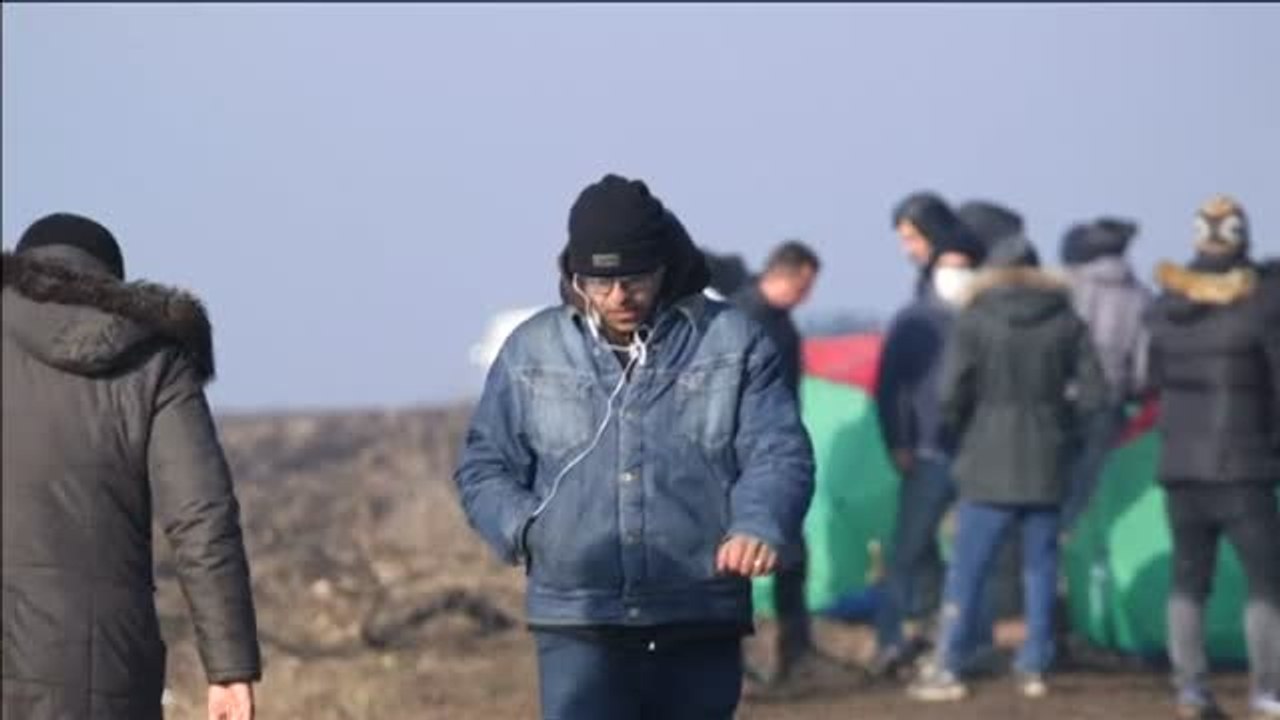 Alrededor de 150 refugiados improvisan un campamento entre Serbia y Croacia para pedir paso a la Unión Europea