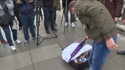 El presidente de Kosovo se sube el sueldo porque necesita comprarse ropa