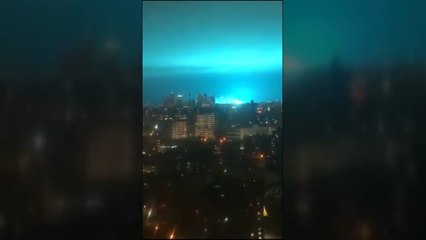 El cielo de Queens, en Nueva York, se tiñe de azul por unos momentos