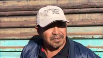 Una familia desesperada intenta saltar la valla fronteriza entre México y Estados Unidos