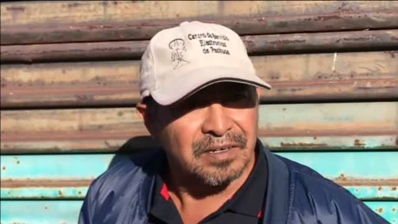 Una familia desesperada intenta saltar la valla fronteriza entre México y Estados Unidos