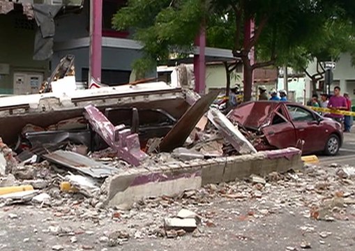 Casa colapso sobre dos vehículos en pleno centro de Guayaquil