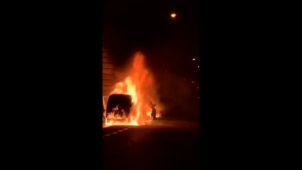 Decenas de vehículos arden durante la noche en el centro de París