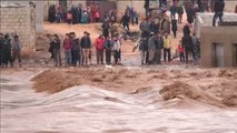 Las fuertes lluvias inundan un campo de refugiados en Siria