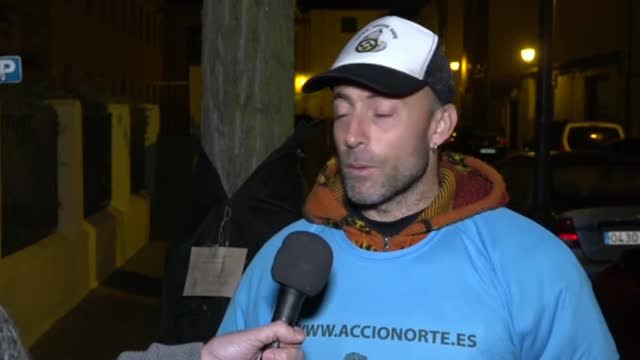 Una ONG llena los árboles de Zamora con abrigos para los más necesitados