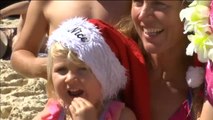 Cientos de personas celebran el día de Navidad en playa Bondi, Sídney
