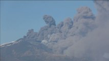 La erupción del volcán Etna cubre el cielo de Sicilia de humo y cenizas