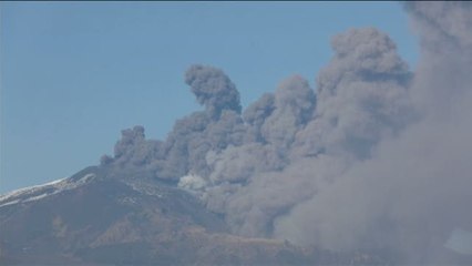 Скачать видео: La erupción del volcán Etna cubre el cielo de Sicilia de humo y cenizas