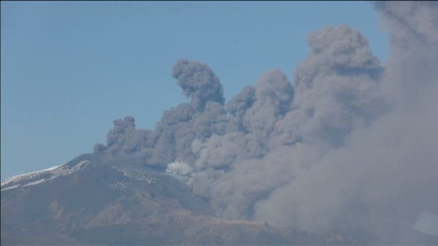 La erupción del volcán Etna cubre el cielo de Sicilia de humo y cenizas