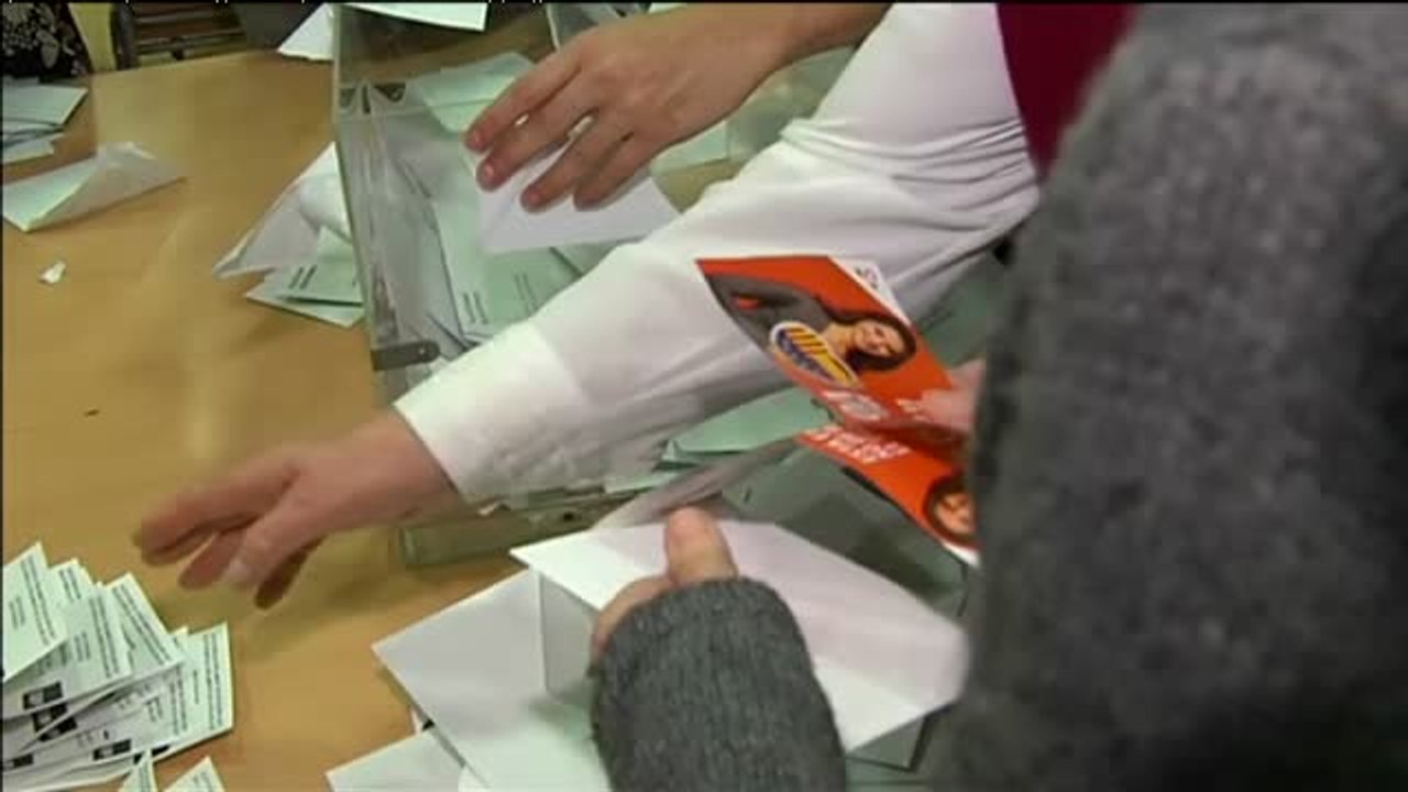 Un voto a Ciudadanos acompañado de propaganda electoral desata el debate en una mesa electoral de Nou Barris